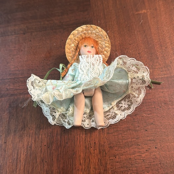 Vintage Doll Anne of Green Gables Figurine 3.5" tall Lace Dress - Picture 4 of 7